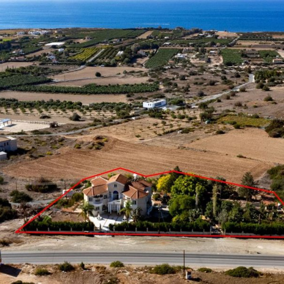 Mansion on massive plot near sea in Paphos