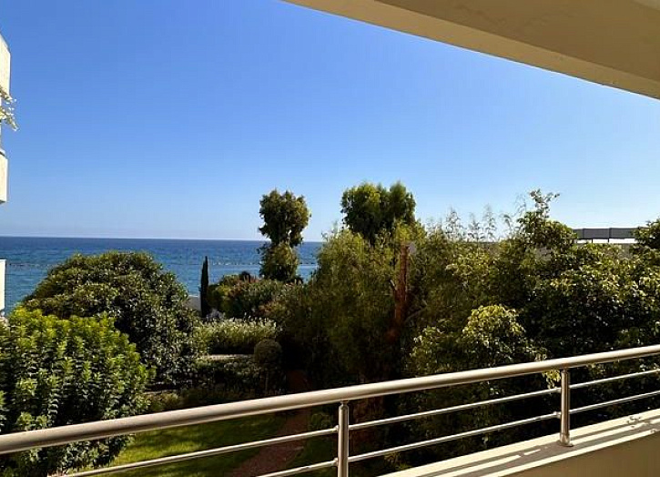 Sea front apartment by beach