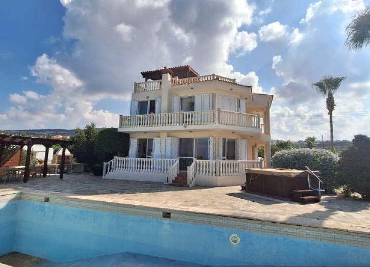 Villa on large plot 500m from sea