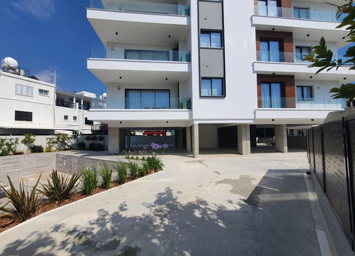 7 flats in modern building close to sea