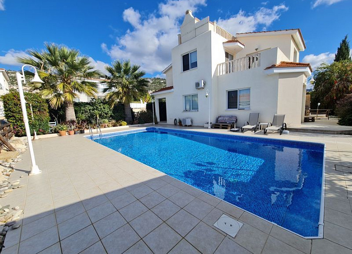 Spacious immaculate villa with roof terrace