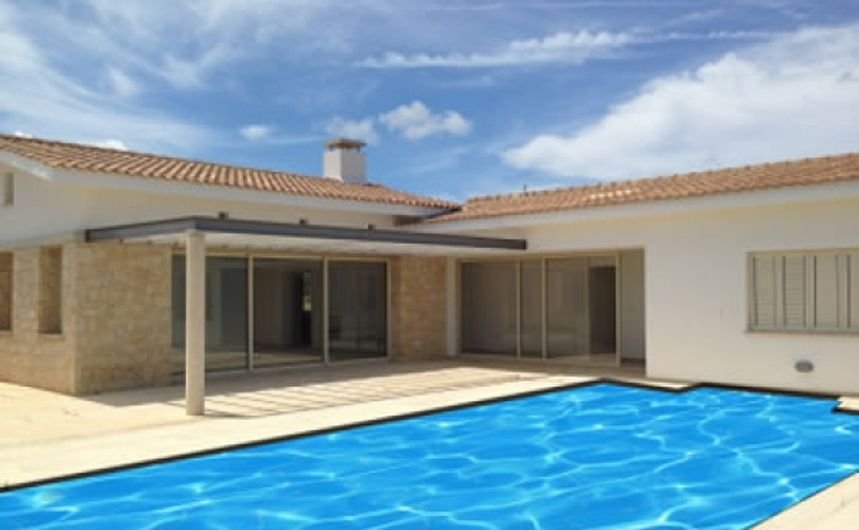 Contemporary bungalow on 6500 sq m plot