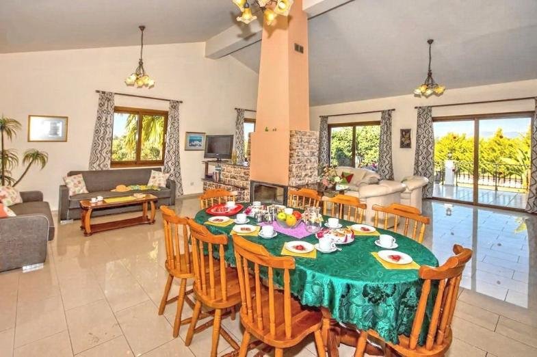 Bungalow on large seaview plot in Polis