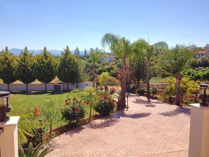 Bungalow on large seaview plot in Polis