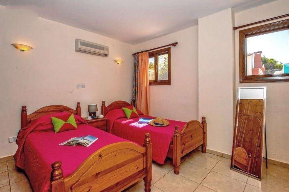 Bungalow on large plot with sea views