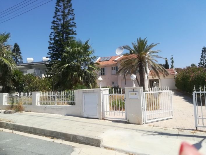 Villa on first line by the sea in Paphos
