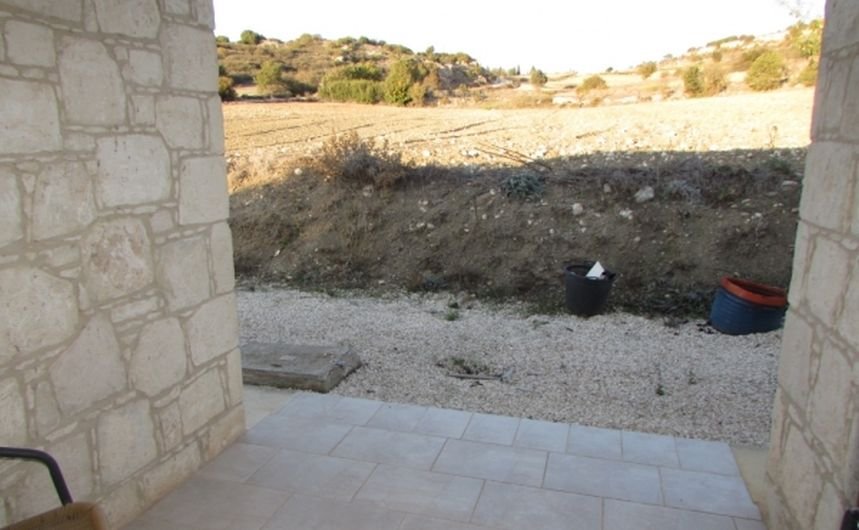 Stone bungalow with mountain views in Peristerona