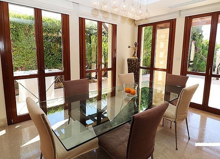 Sea view golf villa in prestigious resort in Paphos