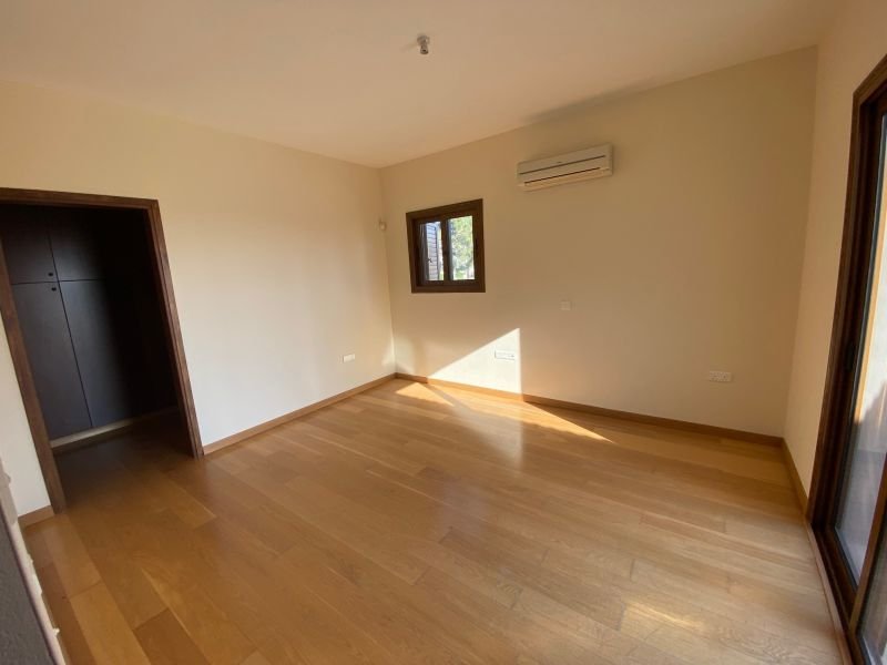 Geräumige Villa auf großem Grundstück