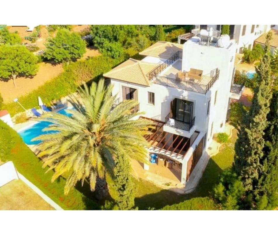 2nd line beachfront villa
