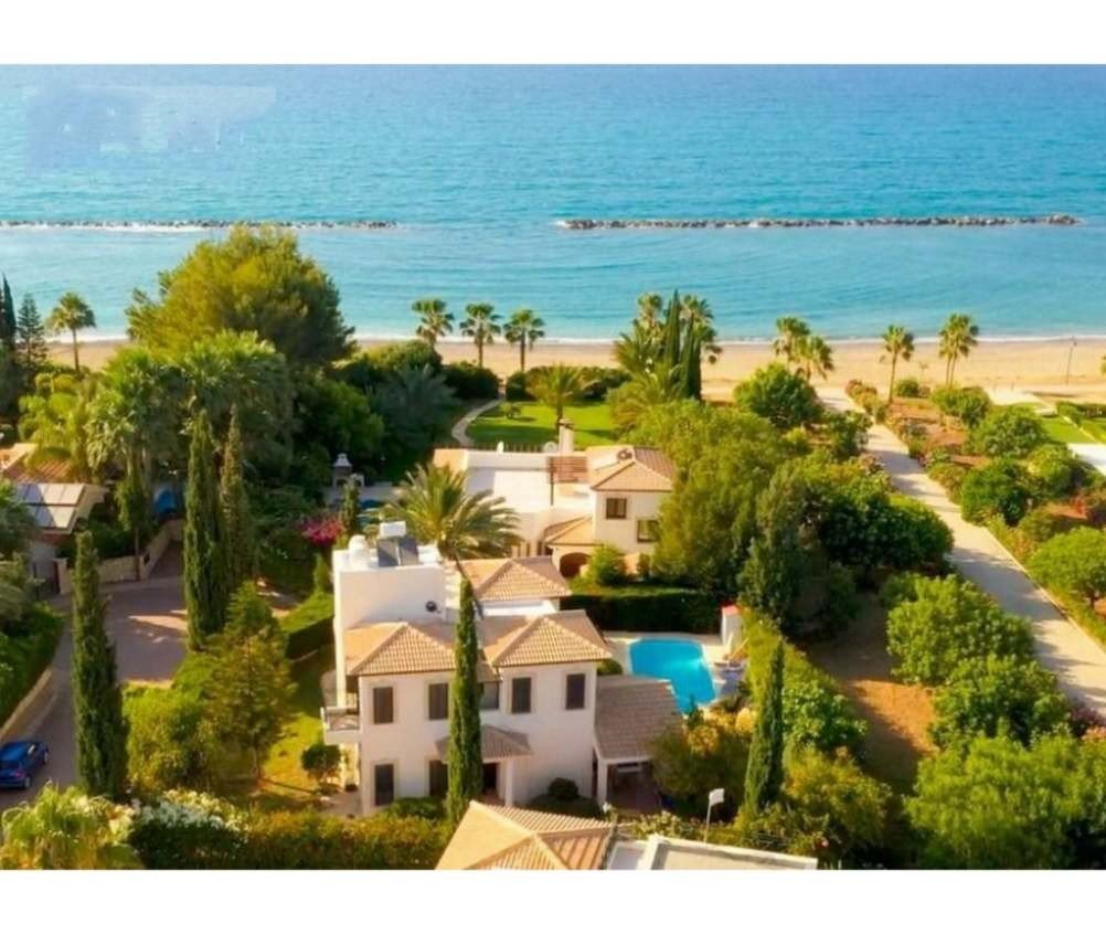 2nd line beachfront villa