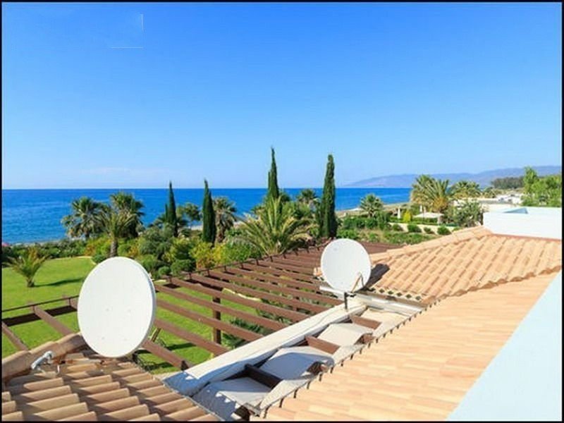 Beachfront villa on large plot
