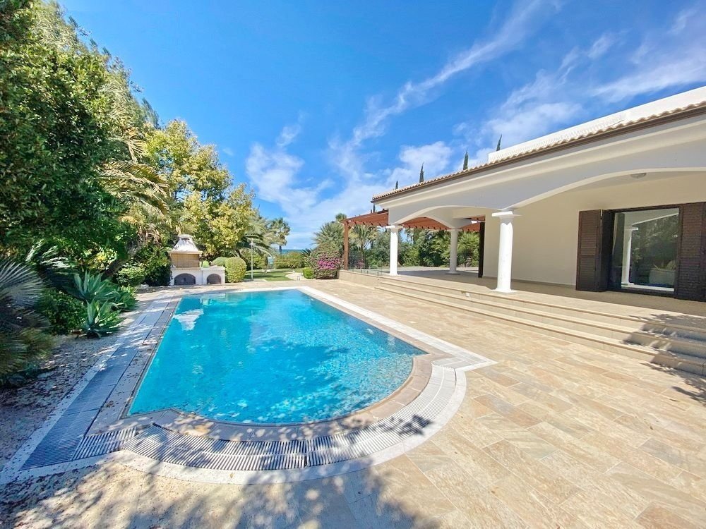 Beachfront villa on large plot