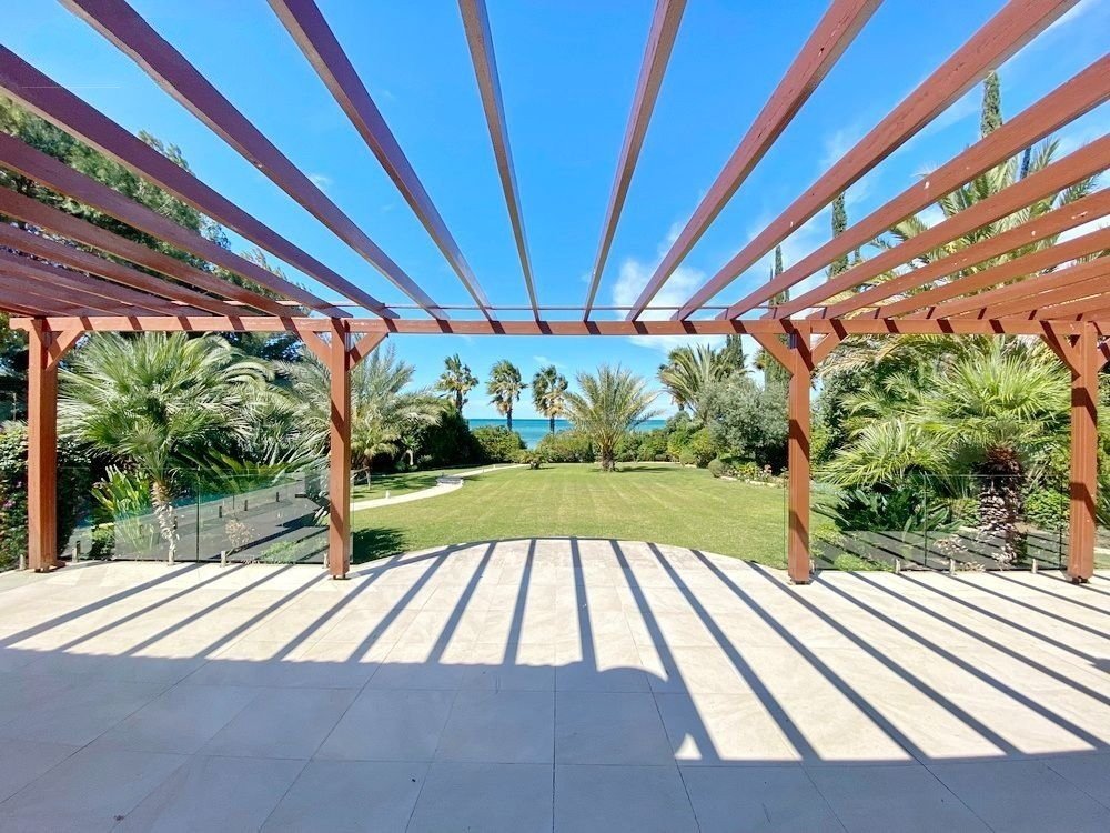Beachfront villa on large plot