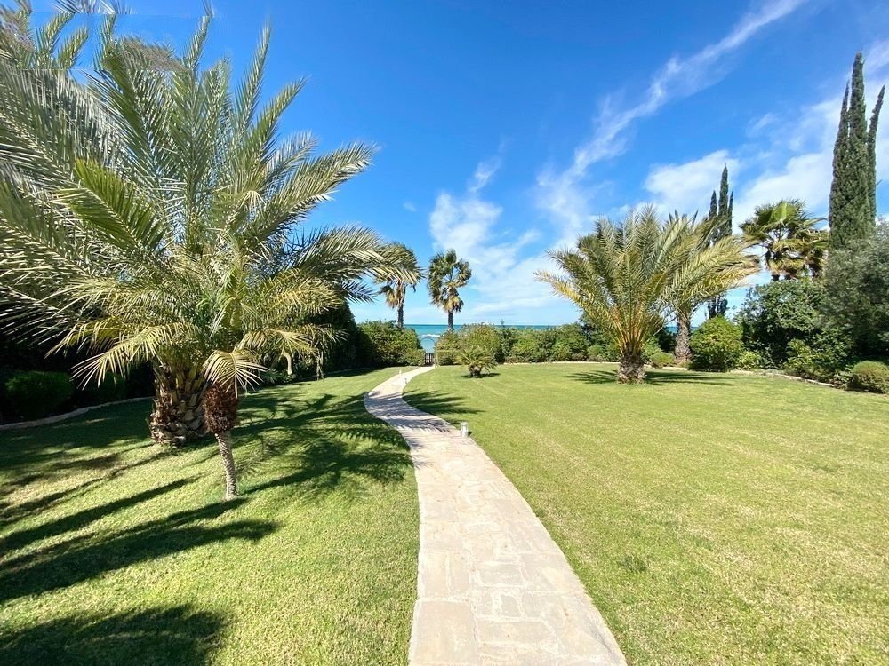 Beachfront villa on large plot