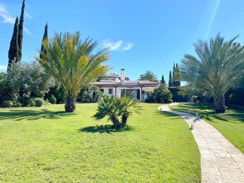 Beachfront villa on large plot