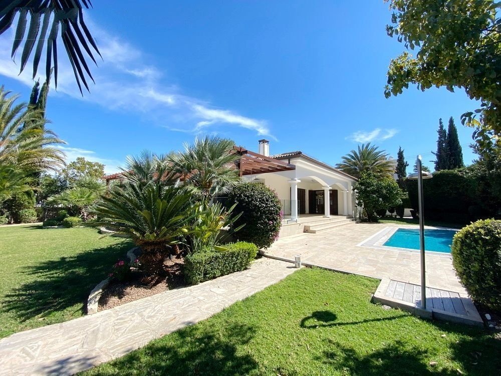 Beachfront villa on large plot