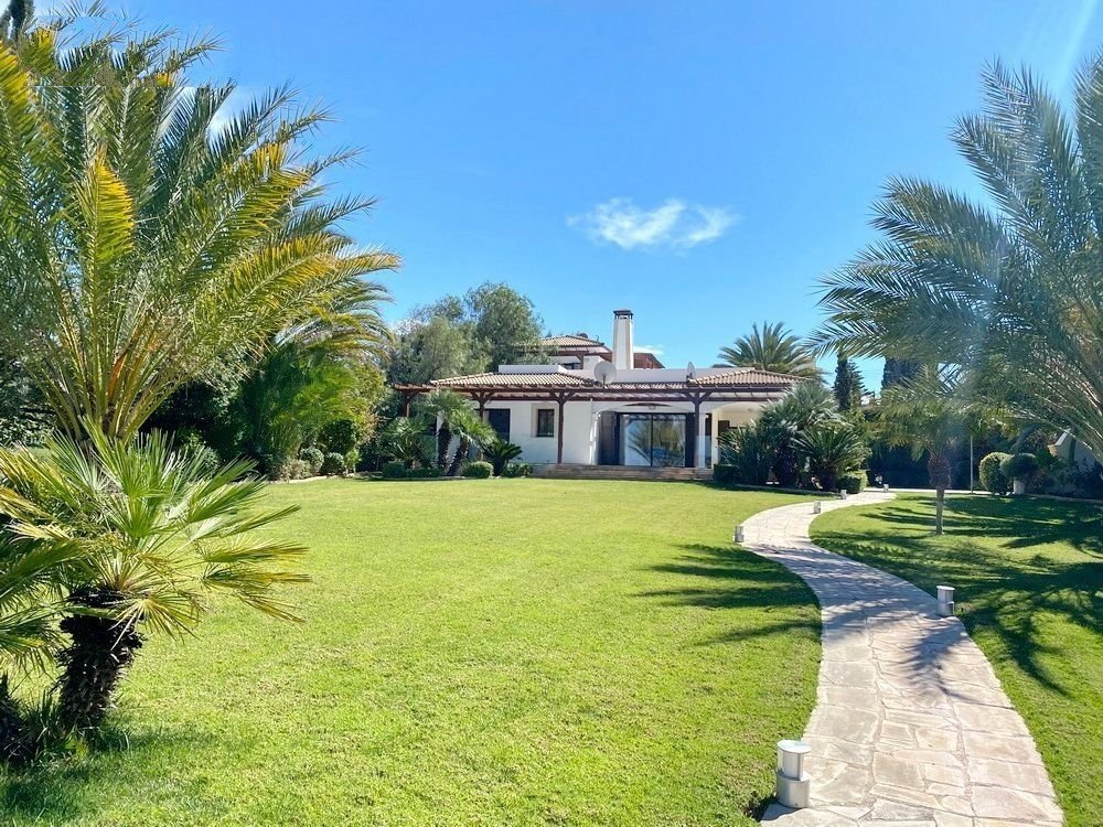 Beachfront villa on large plot