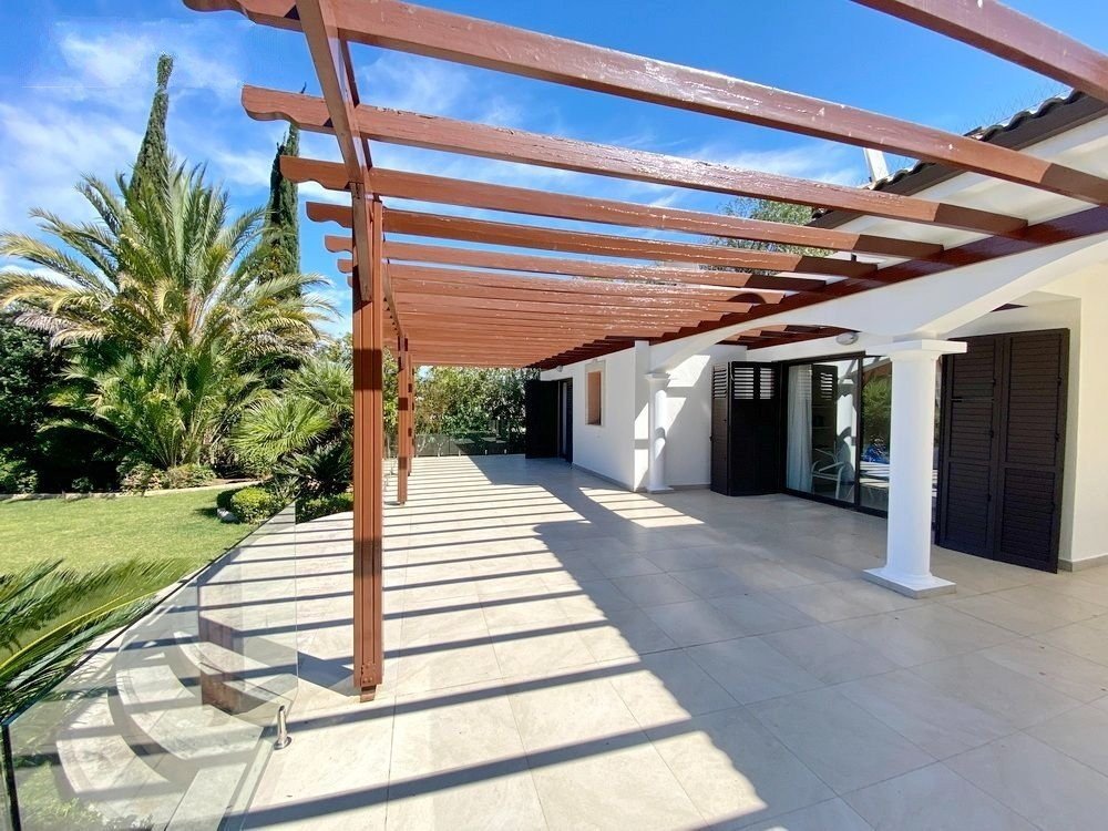 Beachfront villa on large plot