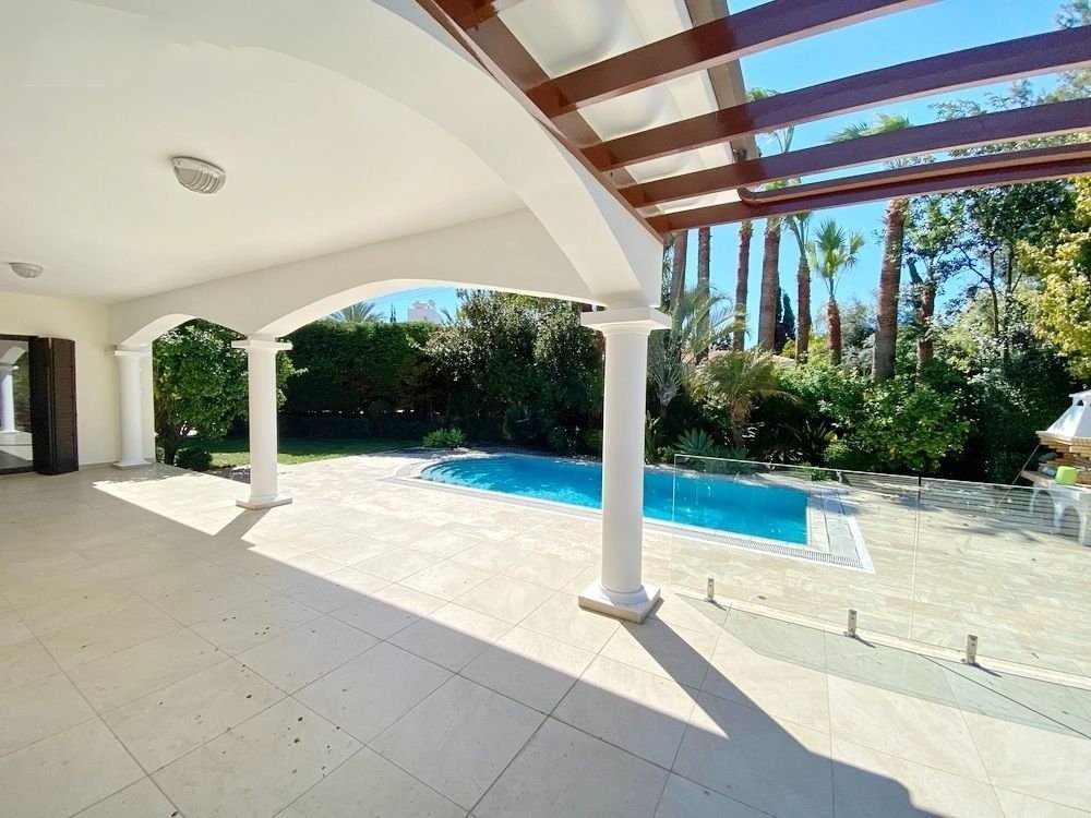 Beachfront villa on large plot