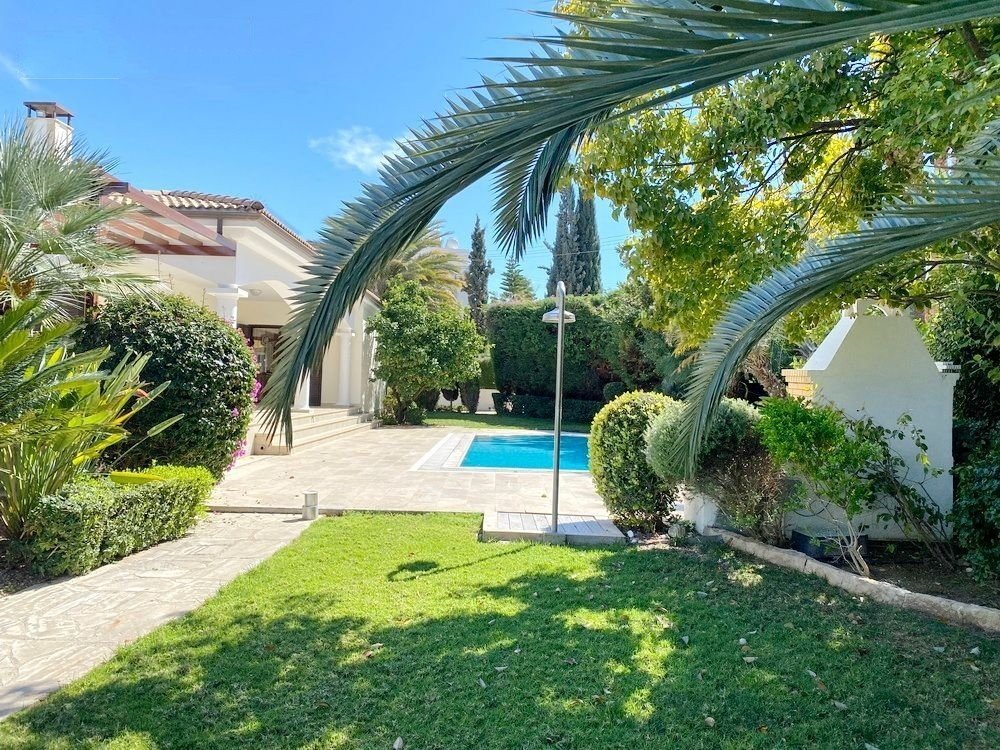 Beachfront villa on large plot