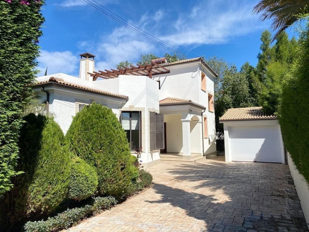 Beachfront villa on large plot