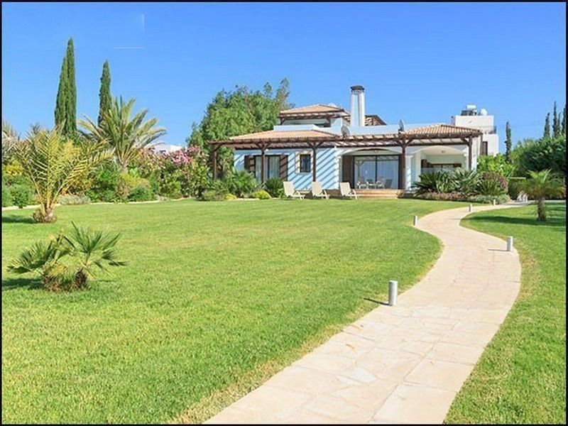 Beachfront villa on large plot