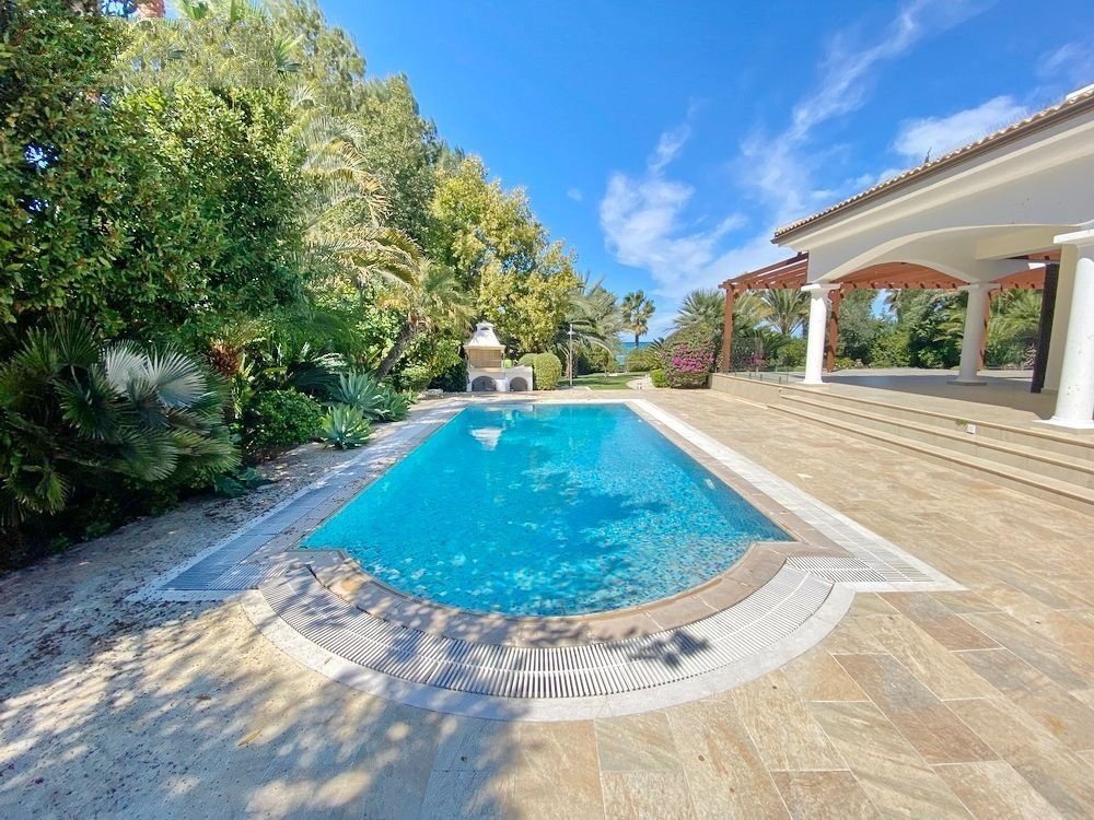 Beachfront villa on large plot