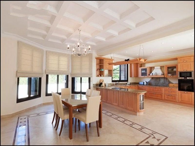 Beachfront villa on large plot