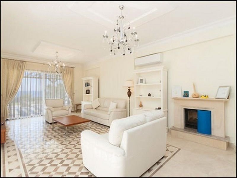 Beachfront villa on large plot
