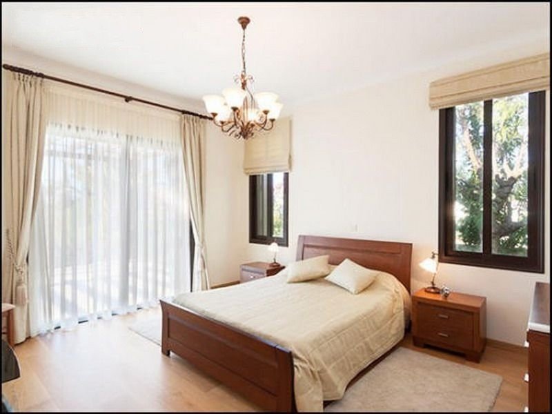 Beachfront villa on large plot