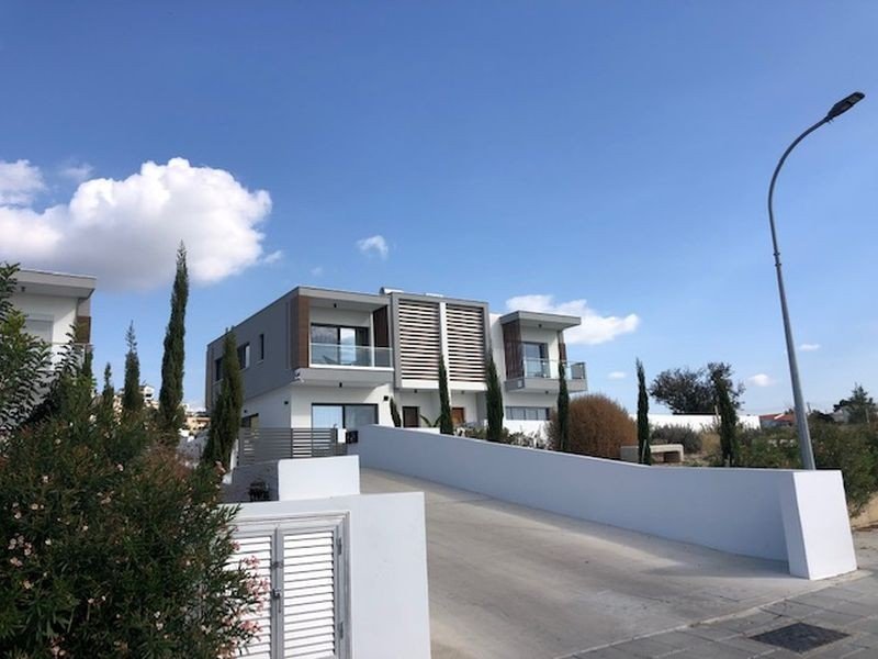 House with private swimming pool