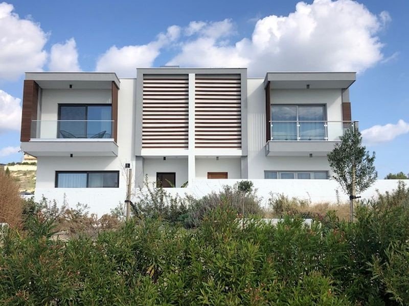 House with private swimming pool