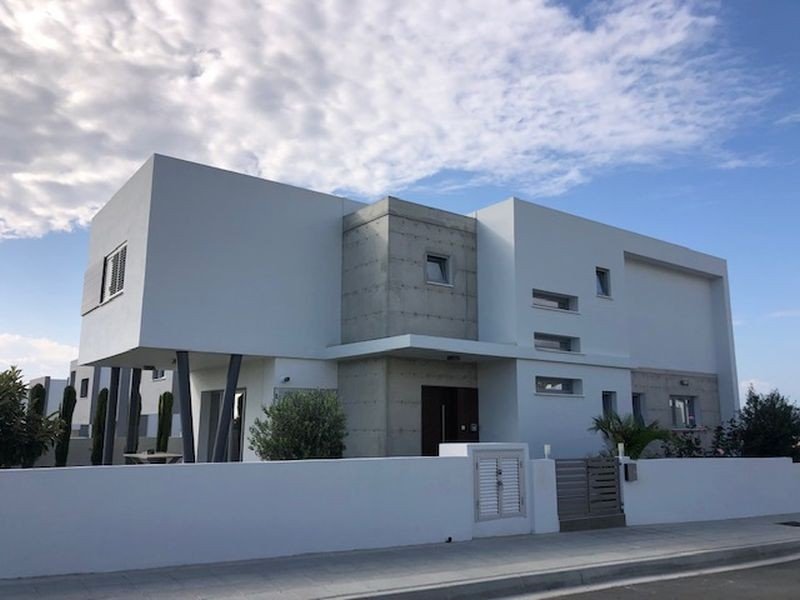 House with private swimming pool