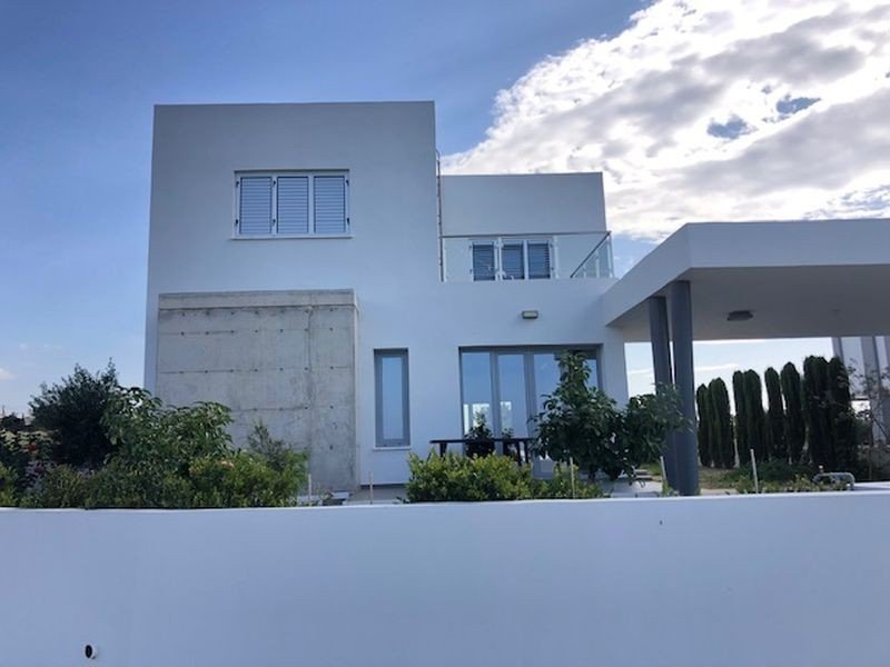 House with private swimming pool