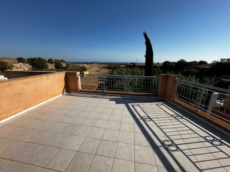 Townhouse with roof terrace with sea views