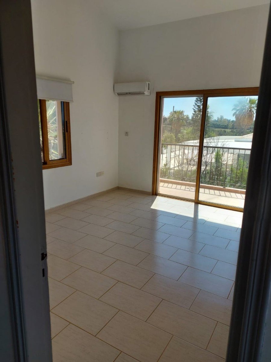 Unfurnished villa on large plot in Paphos