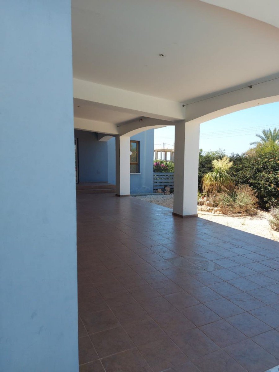 Unfurnished villa on large plot in Paphos