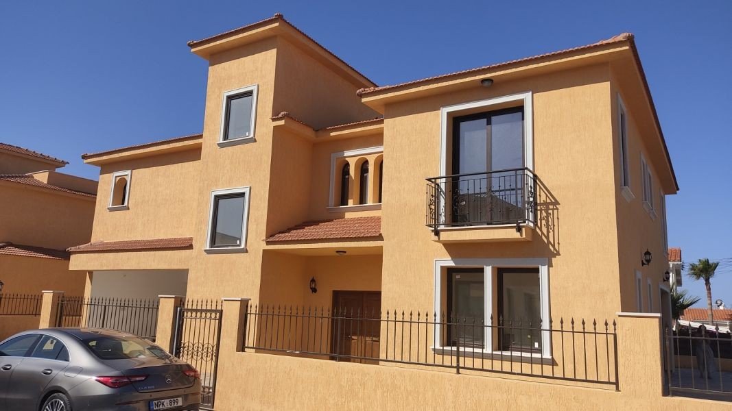 Bezugsfertige Villa 150 m vom Meer in Paphos