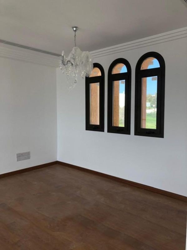 Bezugsfertige Villa 150 m vom Meer in Paphos