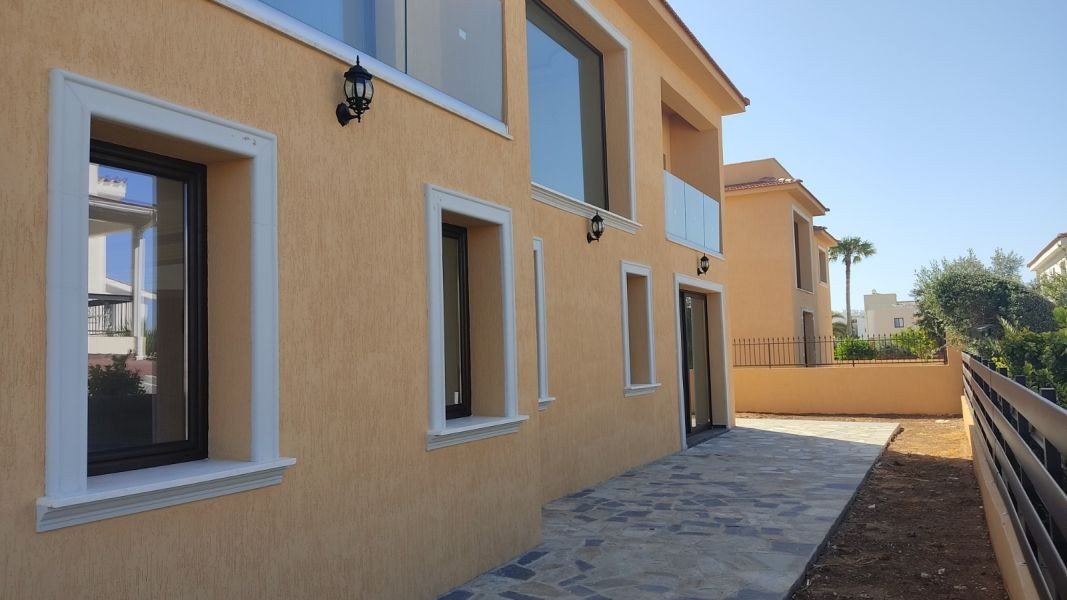 Bezugsfertige Villa 150 m vom Meer in Paphos