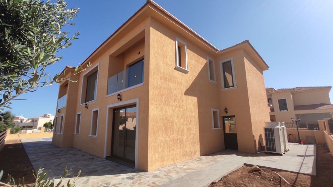 Bezugsfertige Villa 150 m vom Meer in Paphos