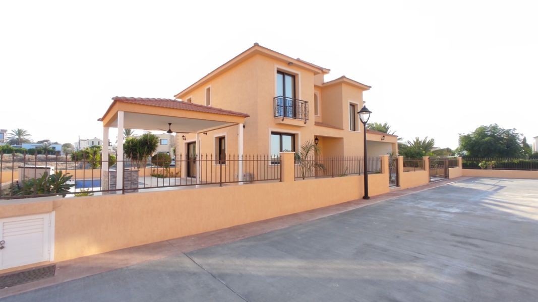 Bezugsfertige Villa 150 m vom Meer in Paphos