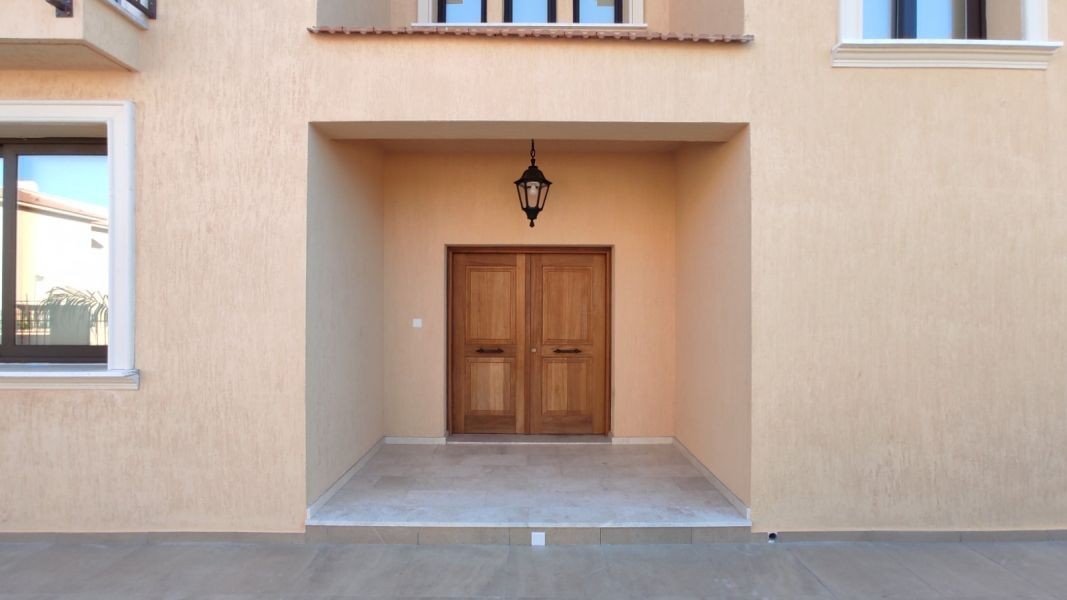 Bezugsfertige Villa 150 m vom Meer in Paphos