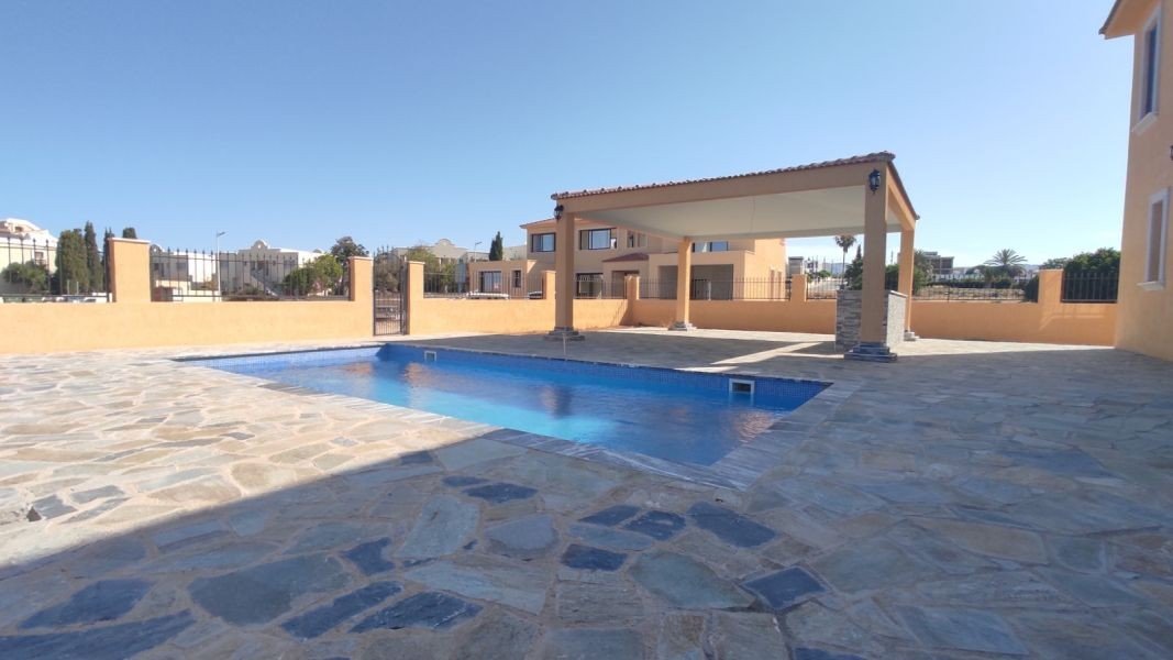 Bezugsfertige Villa 150 m vom Meer in Paphos