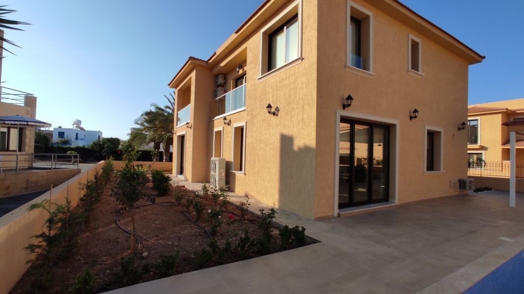 Bezugsfertige Villa 150 m vom Meer in Paphos