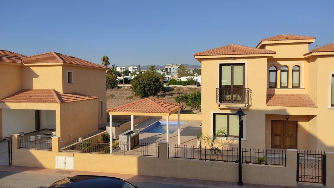 Bezugsfertige Villa 150 m vom Meer in Paphos