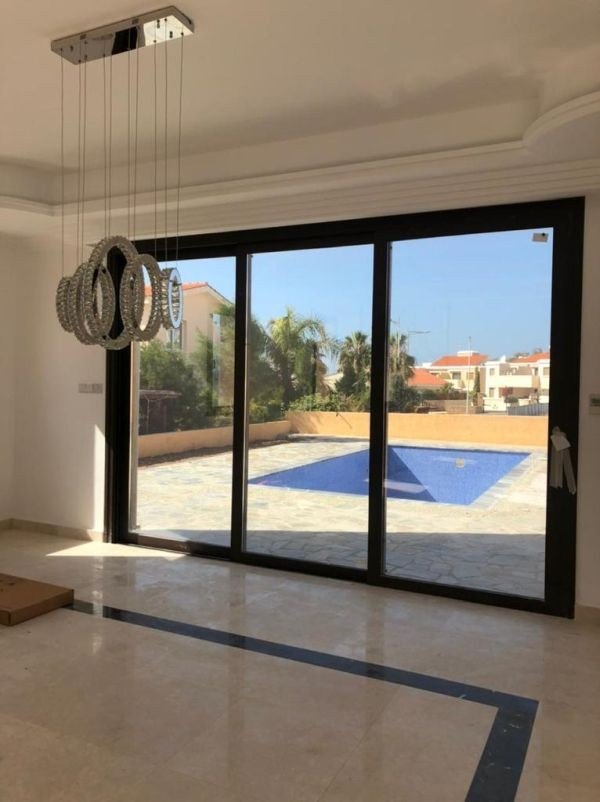 Bezugsfertige Villa 150 m vom Meer in Paphos