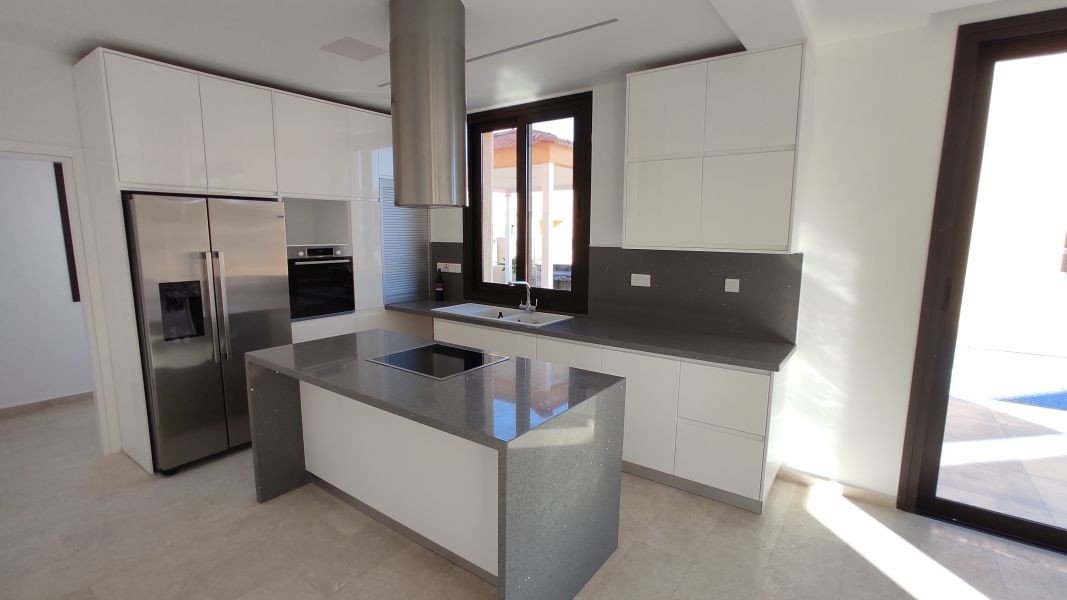 Bezugsfertige Villa 150 m vom Meer in Paphos