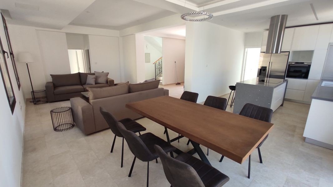 Bezugsfertige Villa 150 m vom Meer in Paphos